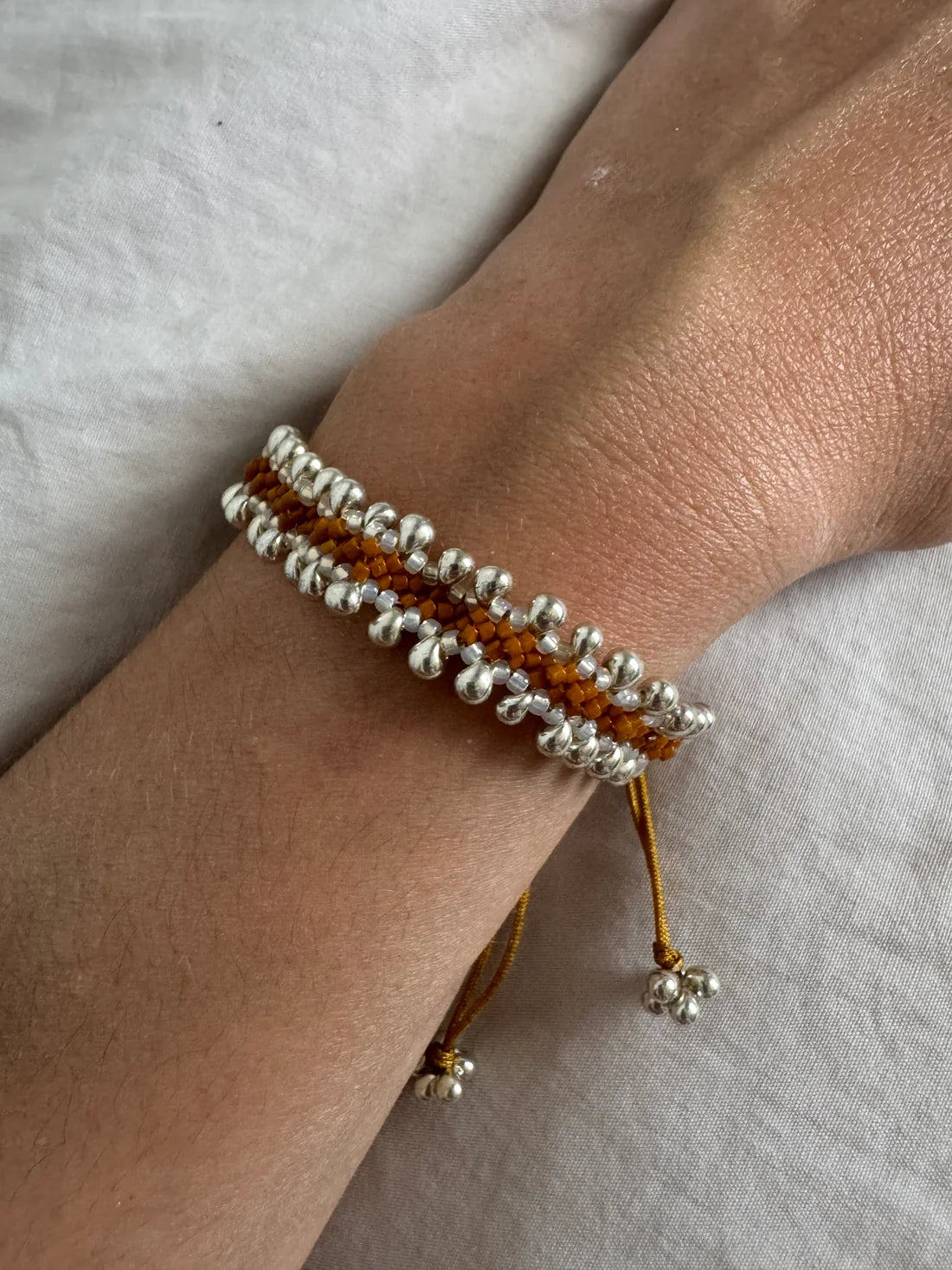 Pulsera Tierra Mostaza y Plateado