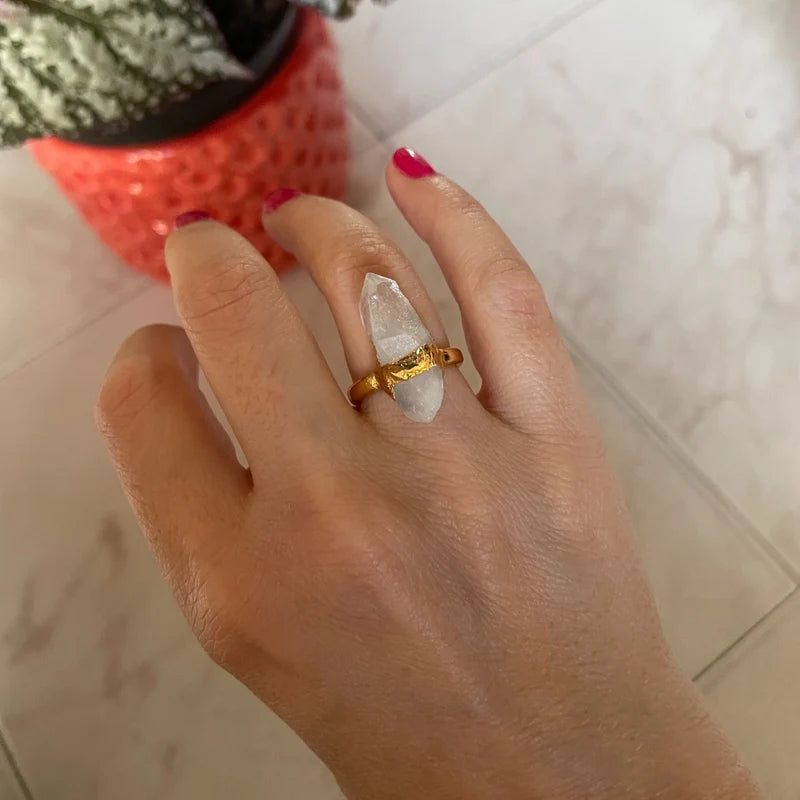 Anillo  punta cuarzo cristal