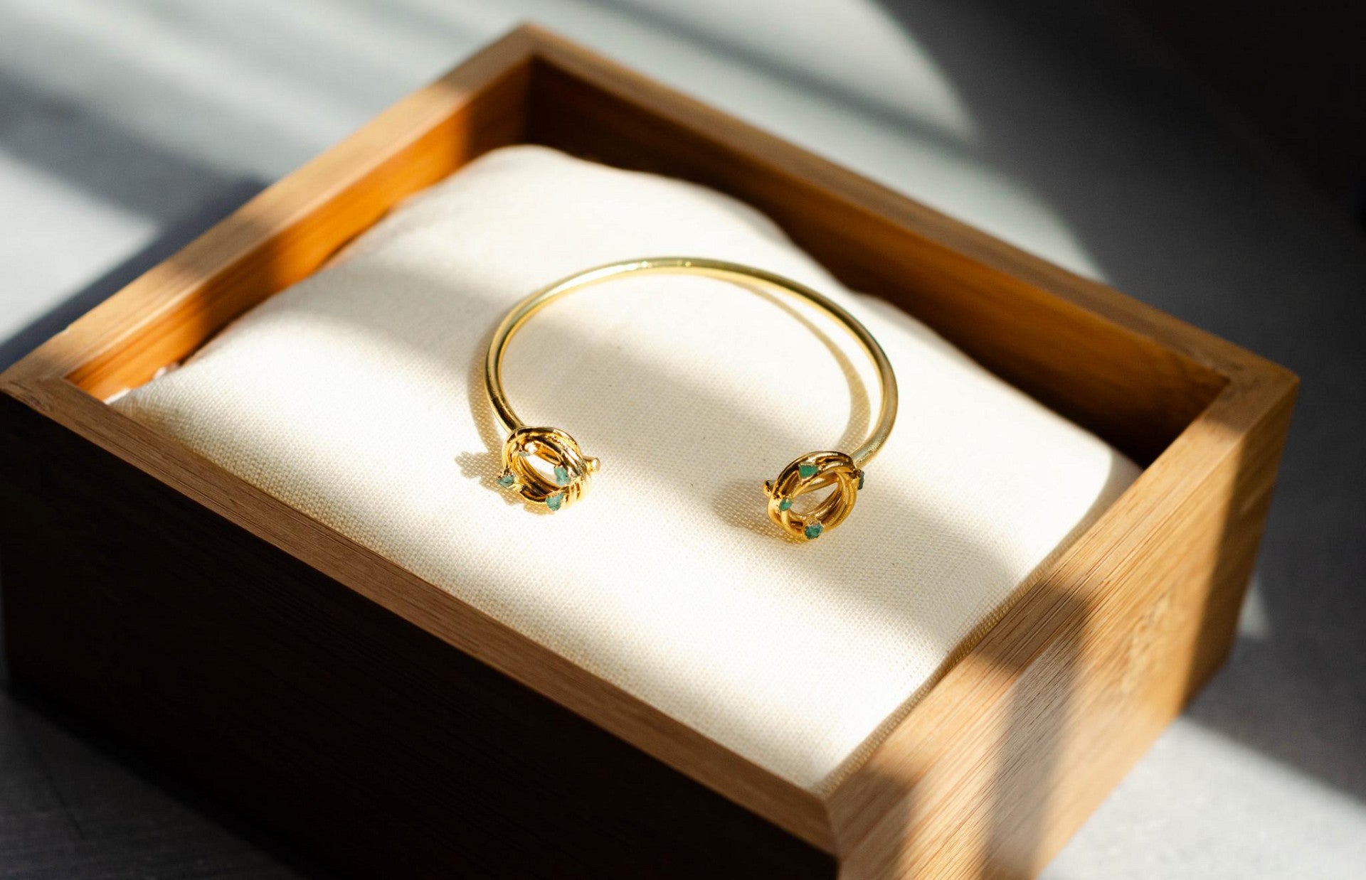 Brazalete Doble Hilos Con Esmeralda