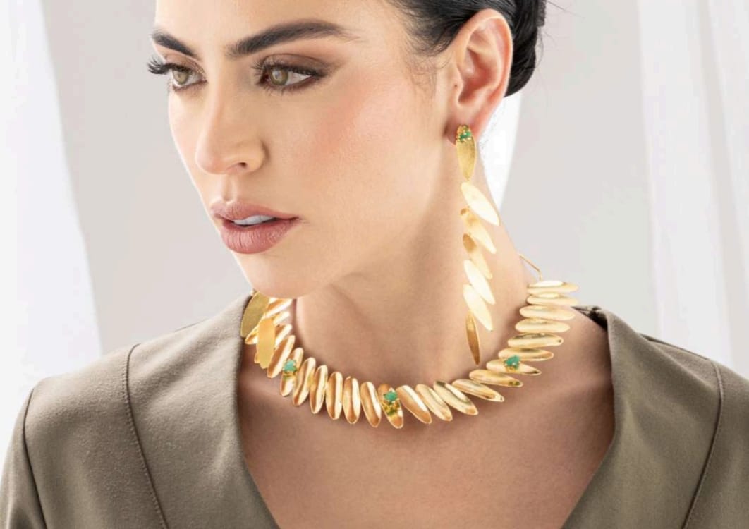 Collar tique