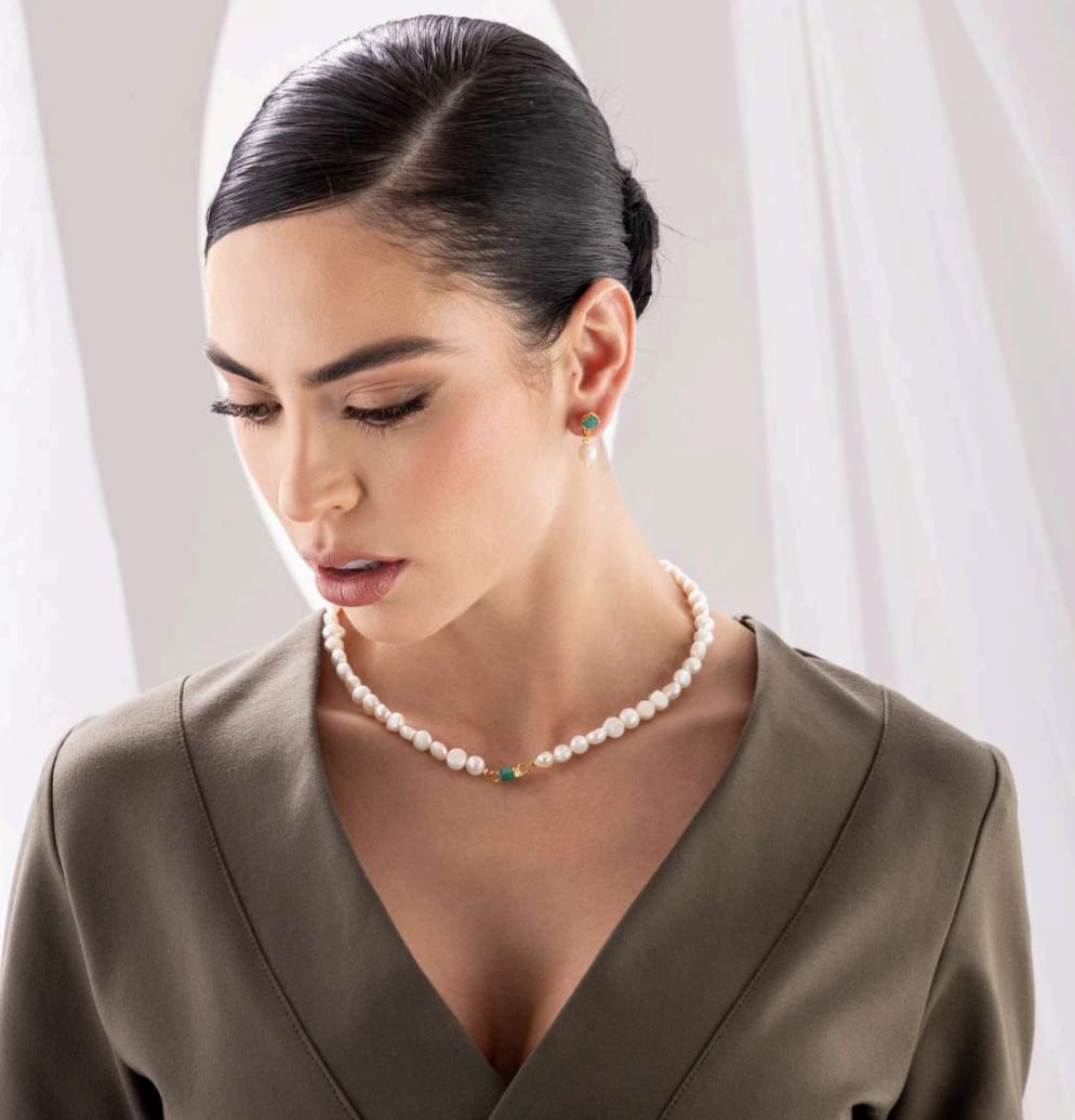 collar de perla mayorca + esmeralda fundida pequeño