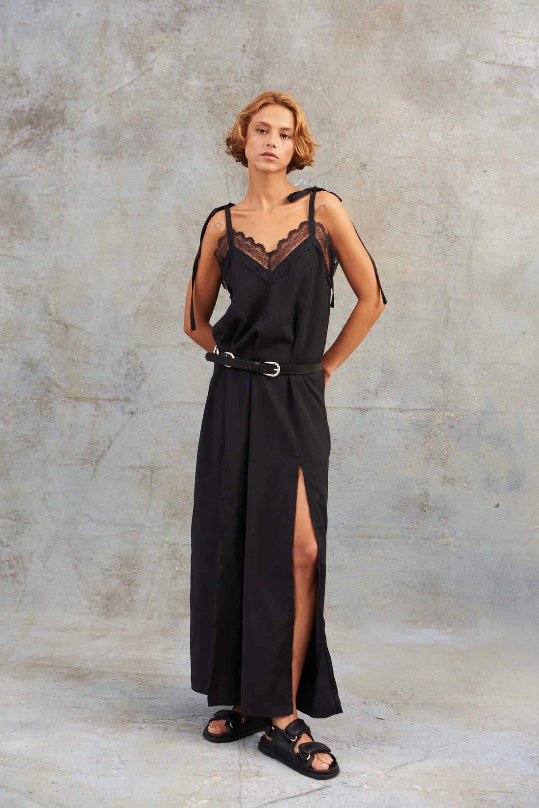 Vestido Cuello V Encaje