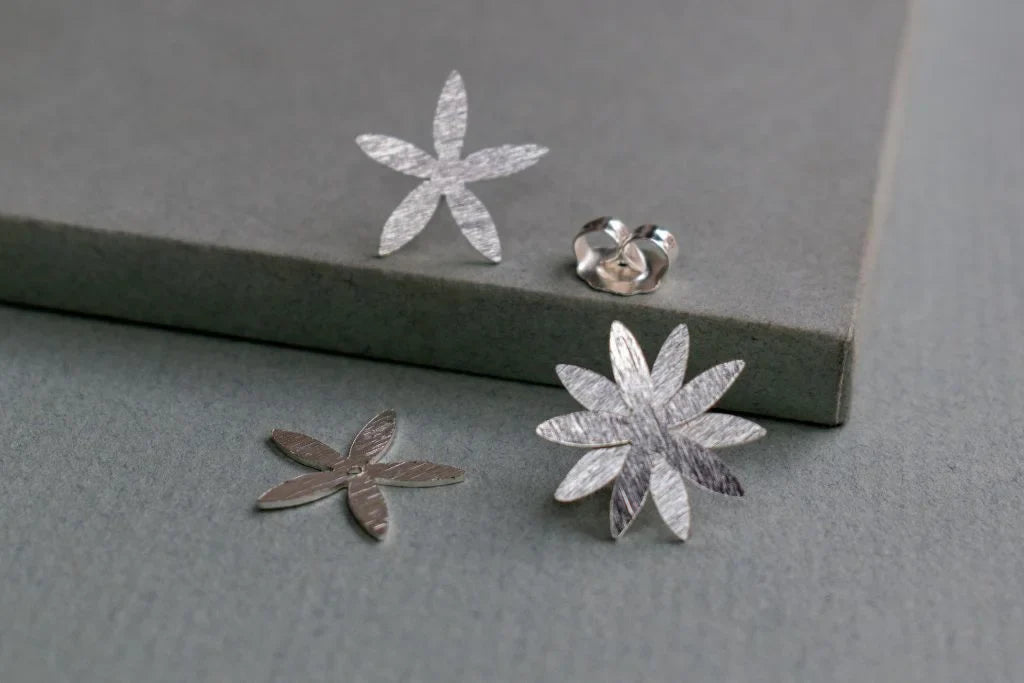 Aretes Cestrum Tallo Corto Plata