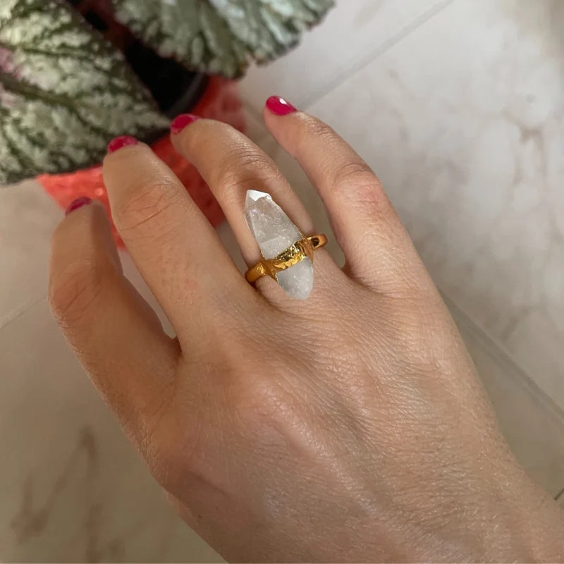 Anillo  punta cuarzo cristal