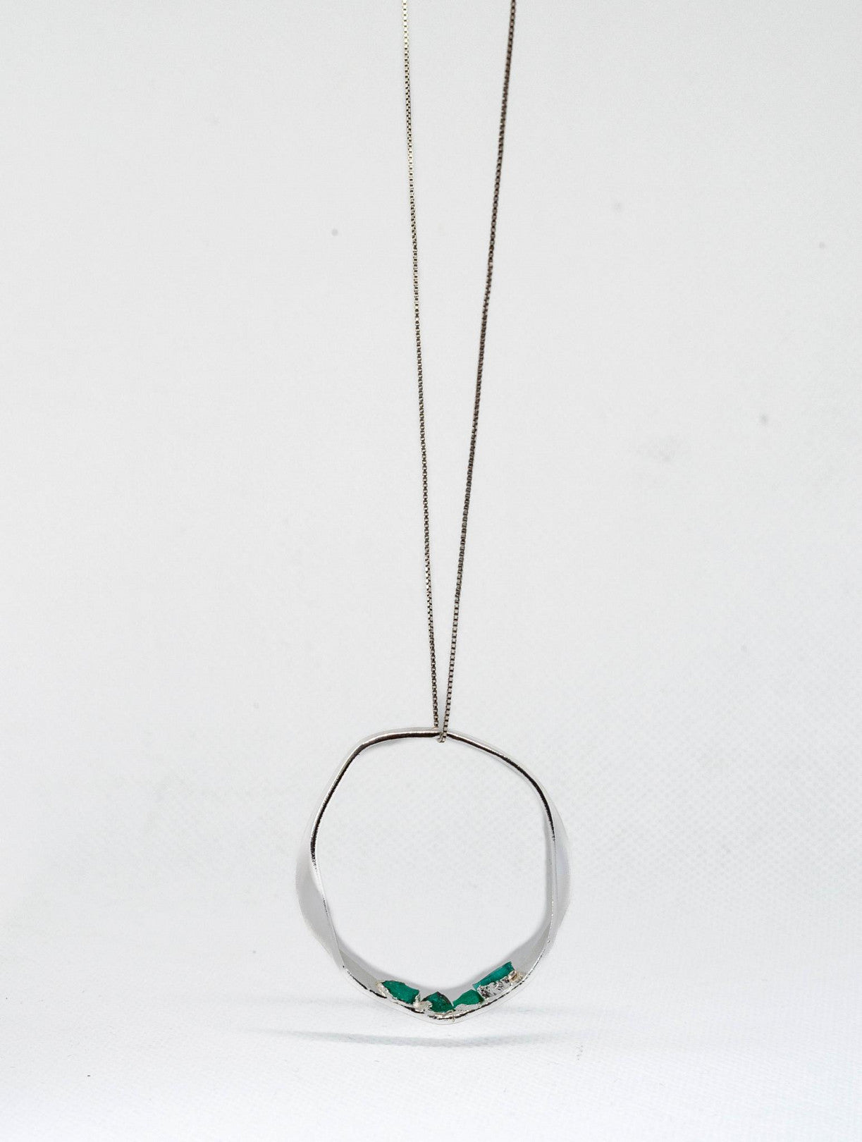 Collar Irregular Con Esmeraldas Plata