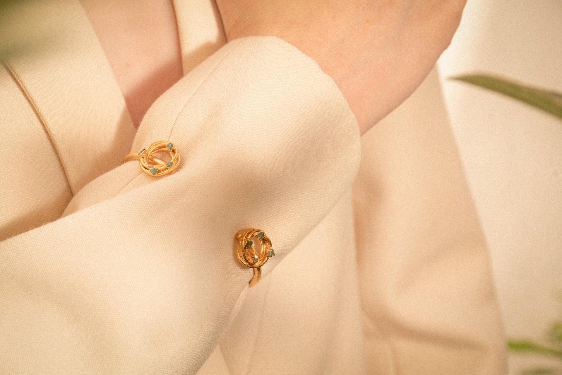 Brazalete Doble Hilos Con Esmeralda