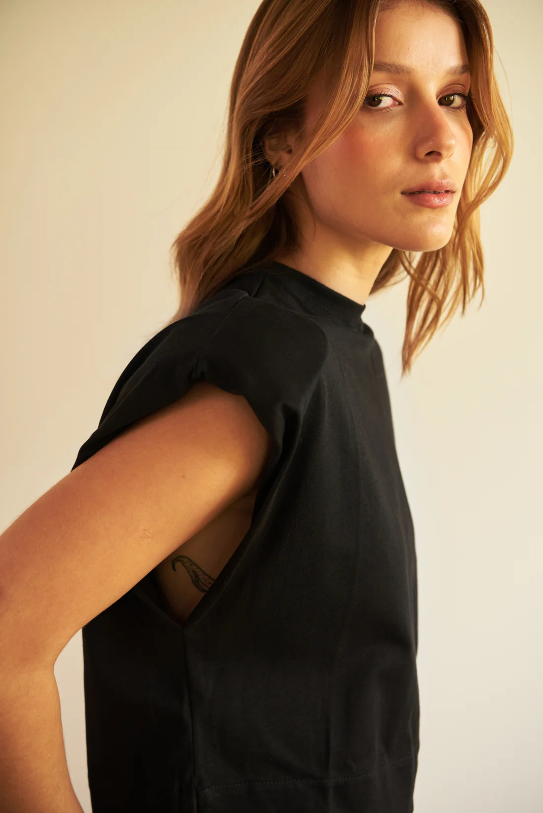 Camiseta Boxy Hombreras Negro