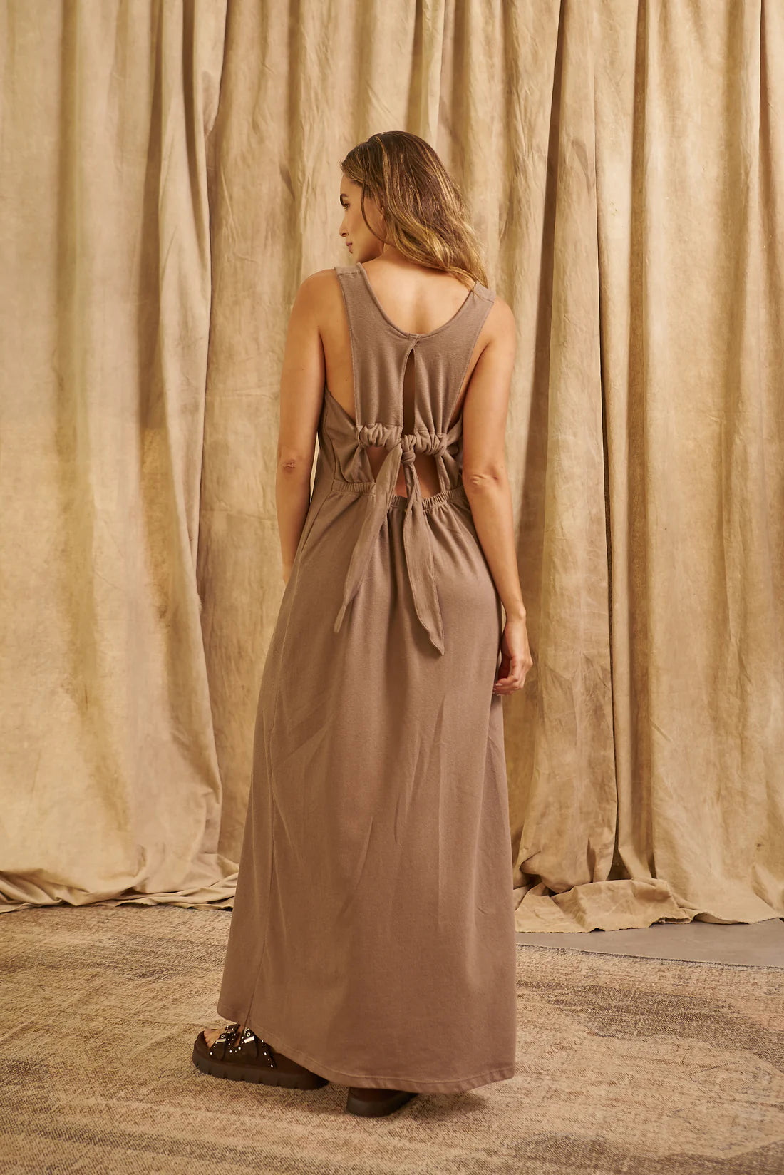 Vestido Espalda Nudo Caqui