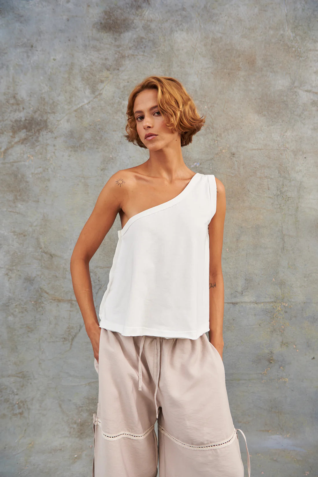 Camiseta Un Hombro Crudo