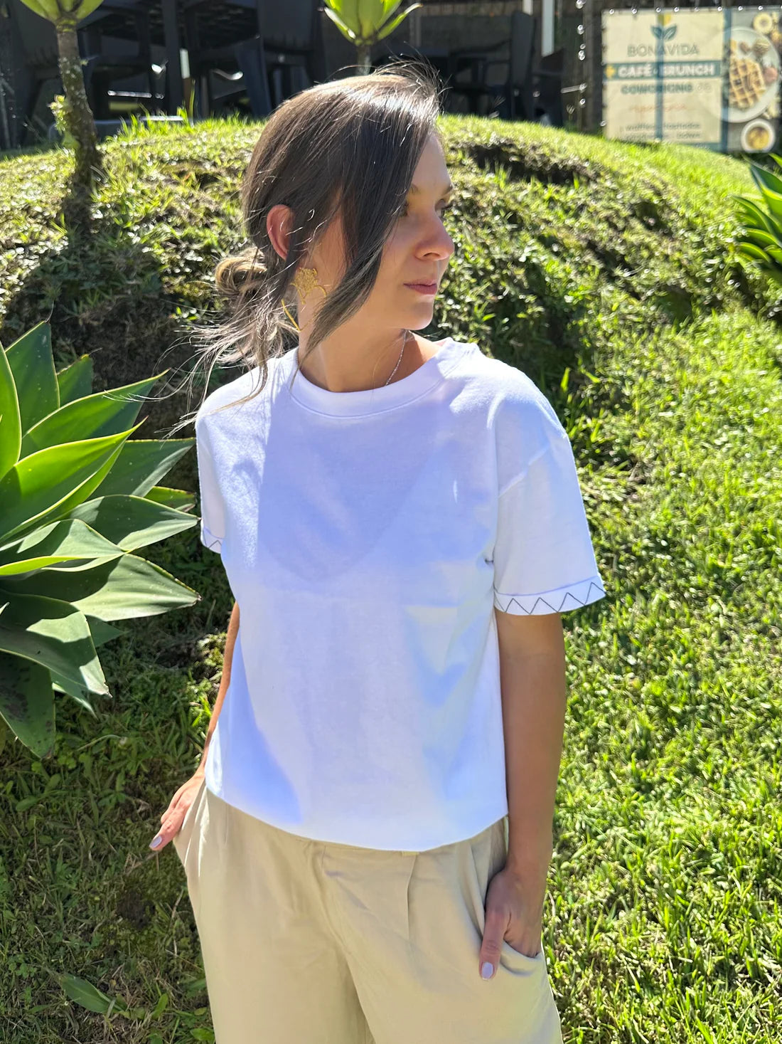 Camiseta Calma Blanco Bordo Azul Oscuro